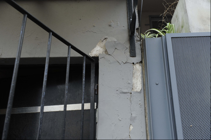 Las casas se rajaron y los vecinos fueron a la Justicia en Núñez. Foto: Guillermo Rodríguez Adami