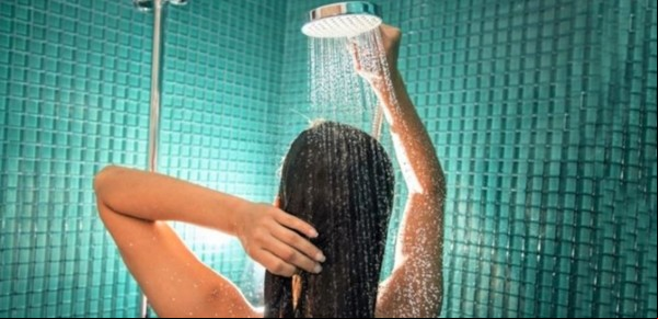 ¿Es bueno bañarse de noche? Lo que los expertos dicen sobre este hábito