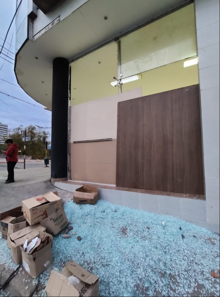 Uno de los comercios atacados a piedrazos durante los incidentes del 20 de junio de 2023