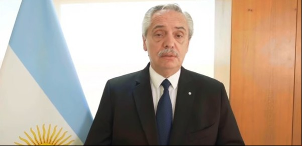 Alberto, tan hundido como el país que dejó