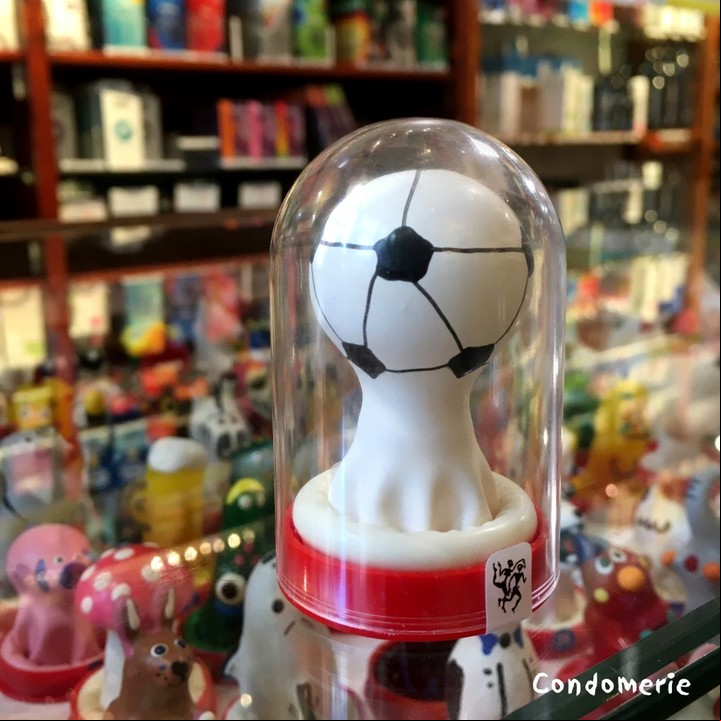 Las mini esculturas realizadas en preservativos son pintadas a mano. Foto Instagram Condomerie.