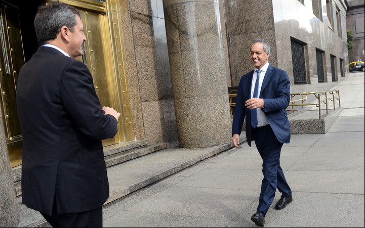La secuencia del abrazo entre Daniel Scioli  y Sergio Massa en Economía. Foto Luciano Thieberger