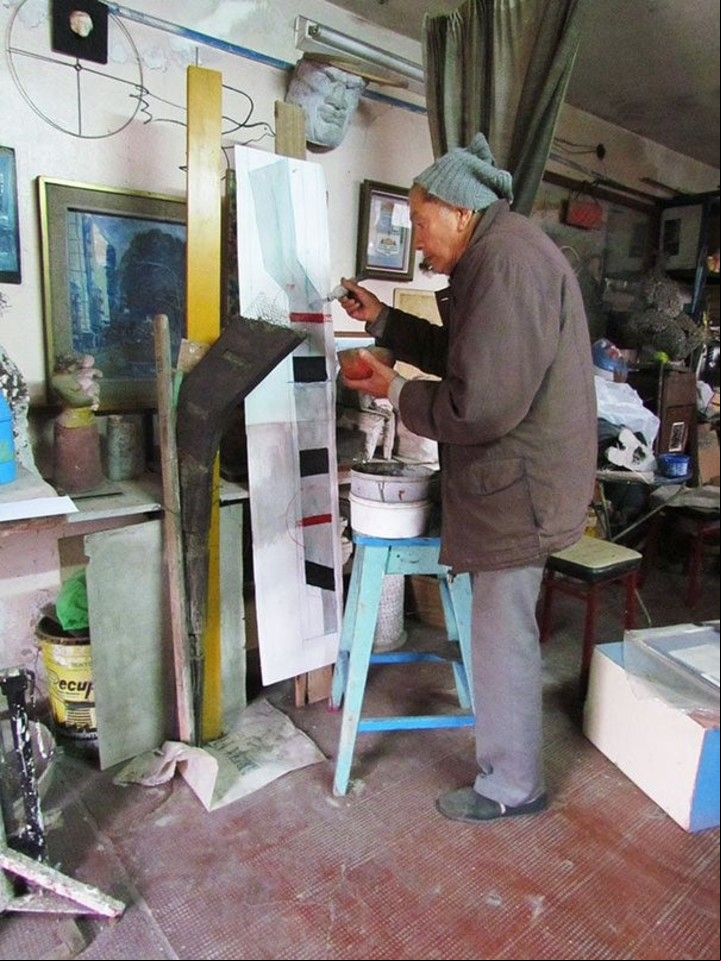 Alberto Arregui trabajando en su taller de Villa Bosch.