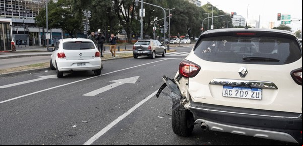 Iba alcoholizado, se quedó dormido y provocó un choque en cadena en la 9 de Julio