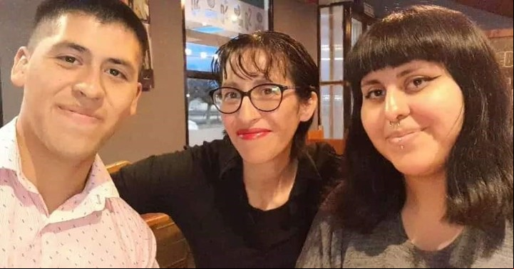 Pablo Córdoba junto a su mamá Natalia Uribe y su hermana. "Hay encubrimiento del Ejército", dice Urbie.