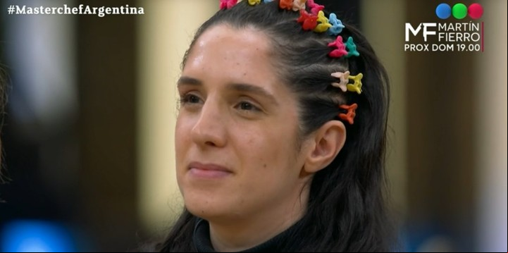 Daniela, la escribana que le dedica mucho tiempo a sus peinados. Gran cocinera. La semana pasado se quemó la mano.