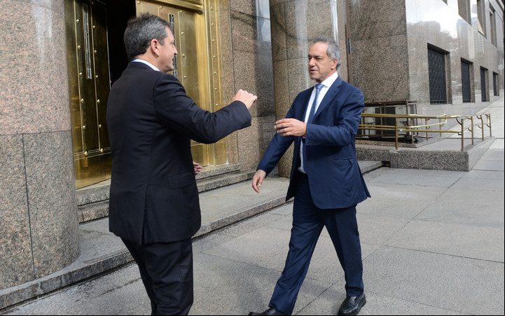 La secuencia del abrazo entre Daniel Scioli  y Sergio Massa en Economía. Foto Luciano Thieberger
