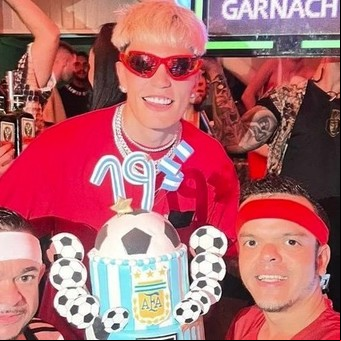 Alejandro Garnacho y un alocado festejo de su cumpleaños N°19 con una torta especial e invitados inesperados