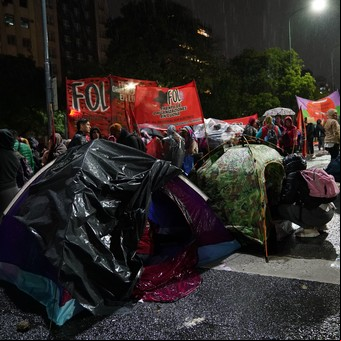 Piqueteros marchan a Plaza de Mayo y desde la Ciudad le exigen al Gobierno que evite el acampe