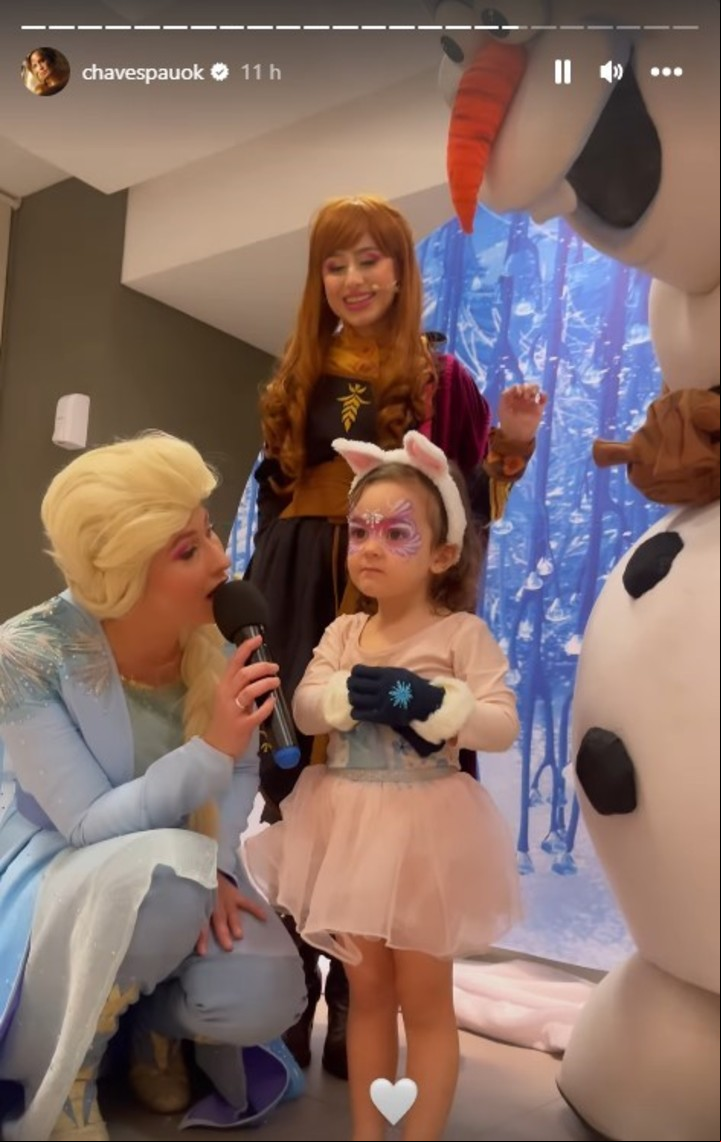 La hija menor de Paula y Pedro con las animadoras de su cumple.