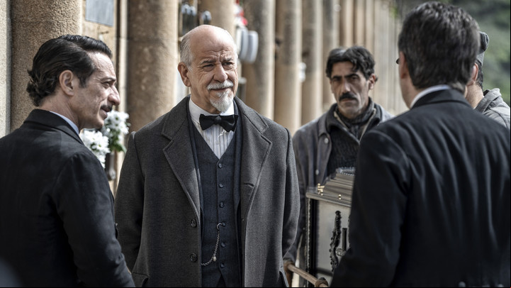 Servillo, actor de teatro, tiene su conexión con Luigi Pirandello.