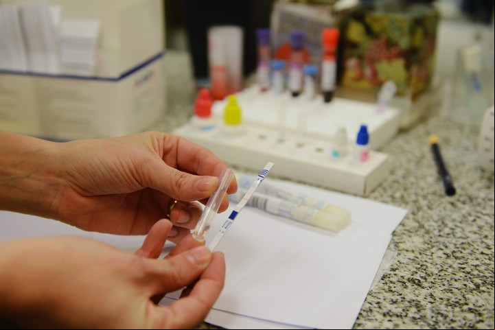 Un test rápido de detección de streptococcus pyogenes. Foto: Andrés D'Elía