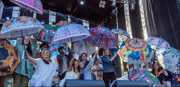 Cada vez que llueve, ella lleva una galería de arte a las calles