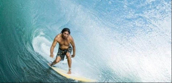 Conmoción por la muerte de Mikala Jones, leyenda del surf: una ola lo tiró de su tabla y se desangró
