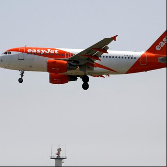 Filmaron a una pareja teniendo sexo en el baño de un avión en vuelo
