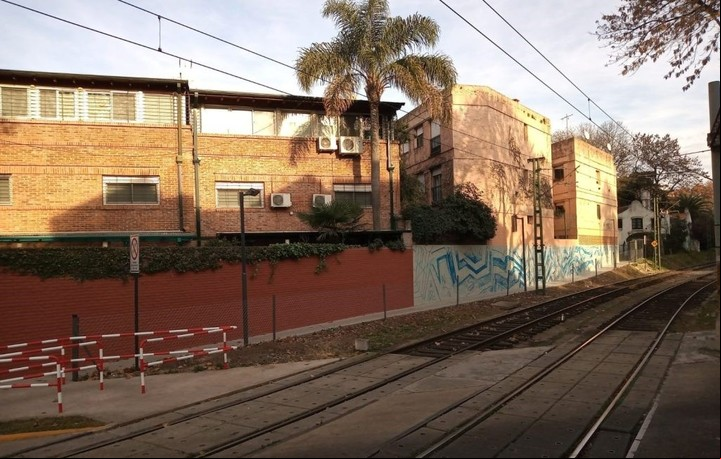 La calle fue renovada por el Municipio y próximamente pintarán un mural.