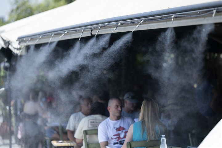 Agua en spray refresca a los turistas en Atenas. Foto: Bloomberg
