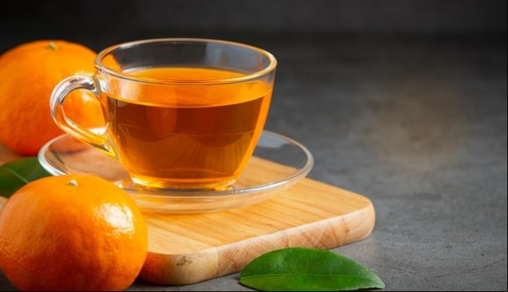 El té de cáscara de mandarina tiene muchas propiedades.
