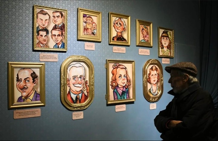 Los Walsh en caricaturas en las paredes de la casa.