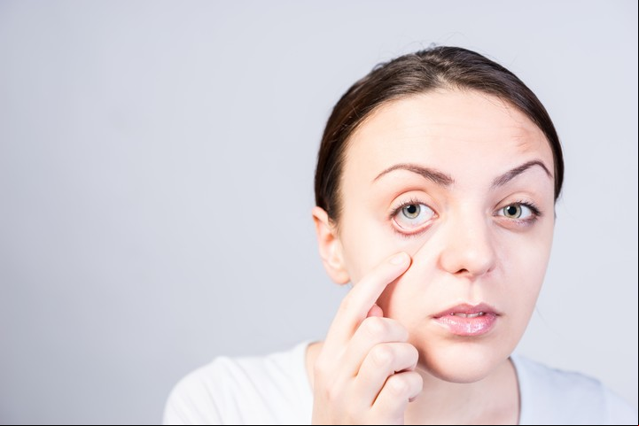 "Me titila el ojo", es una de las consultas que se escuchan cada vez más frecuencia en las consultas oftalmológicas. Foto Shutterstock