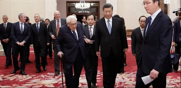 A los 100 años, Kissinger visita China sin previo aviso y se reunió con Xi Jinping