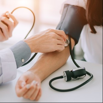Un consenso médico fijó un nuevo valor normal de la presión para evitar el 15% de los casos de infarto y ACV