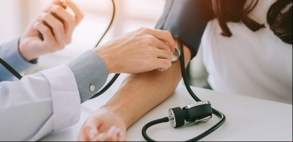 Un consenso médico fijó un nuevo valor normal de la presión para evitar el 15% de los casos de infarto y ACV