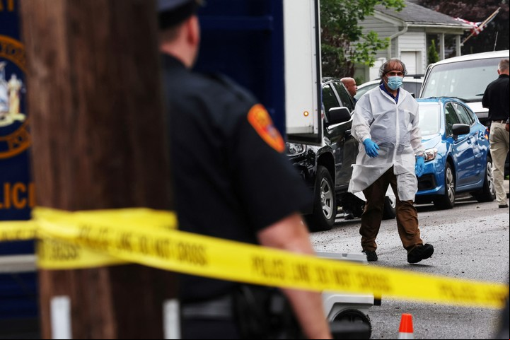 Oficiales frente a la casa del sospechoso en Long Island. Foto Reuters