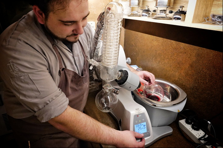 Tomás Treschanski, el chef de Trescha, en acción con una de las máquinas del laboratorio. Foto Martín Bonetto