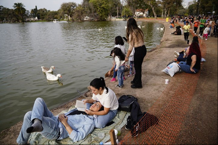 Descanso al aire libre. Junto a los lagos de Palermo. Foto Emmanuel Fernández