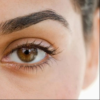 Trasplante de cejas: el cambio de tendencia en la moda que derivó en un boom de cirugías estéticas