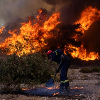 Alarma por los incendios en Grecia: vuelos cancelados, turistas atrapados y miedo por lo que vendrá