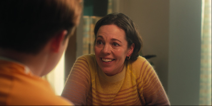 Olivia Colman y Kit Connor, en "Heartstopper". Madre e hijo hablan abiertamente de la bisexualidad de Nick. Foto: Netflix