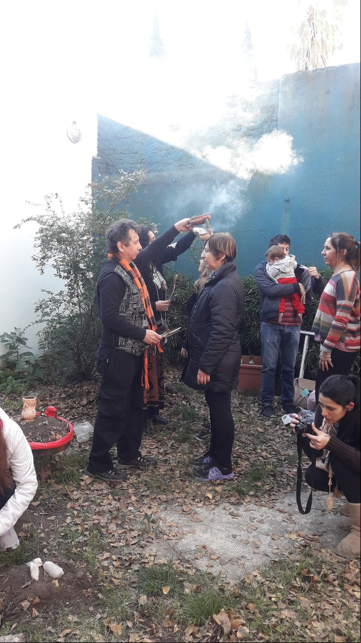 Medina sahumando a los participantes del Día de la Pachamama en 2019 en una ceremonia en Banfield. (Gentileza: Daniel Medina)
