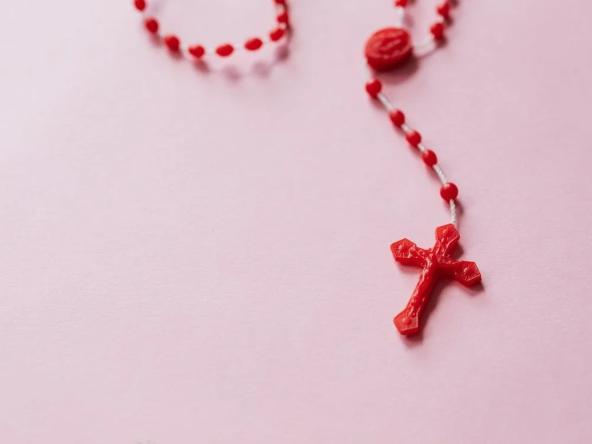 Al rezar el Rosario se centra el corazón en Jesús. Los salmos nos orientan sobre nuestras conductas. Foto: Clarín.