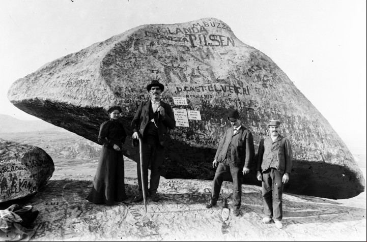Vista de la Piedra Movediza en 1906.