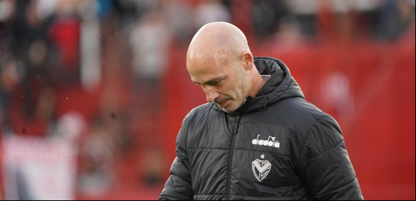 Sebastián Mendez dejó de ser el DT de Vélez y se agranda la lista de equipos de Primera sin entrenador
