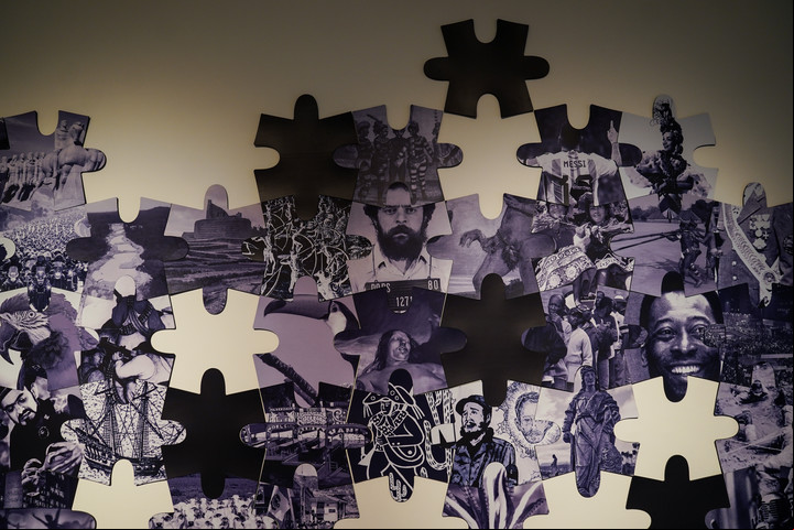 Carmen Miranda, la sonrisa de Pelé y la espalda del 10 Messi, grabaditos de José Guadalupe Posada, estampitas de la Virgen de Guadalupe y Fidel Castro: ¿síntesis de América Latina en mosaico? Foto Maxi Failla