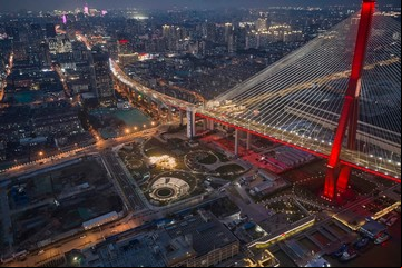 Un parque urbano al pie de uno de los puentes más largos del mundo