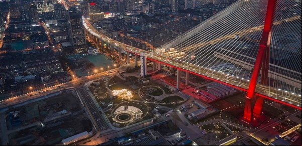 Un parque urbano al pie de uno de los puentes más largos del mundo