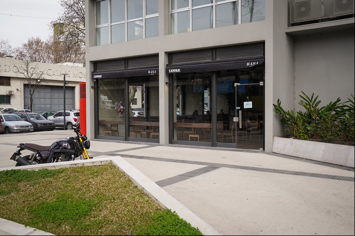 La fachada de Basa Café en el nuevo polo gastronómico de Retiro. Foto: Maxi Failla.