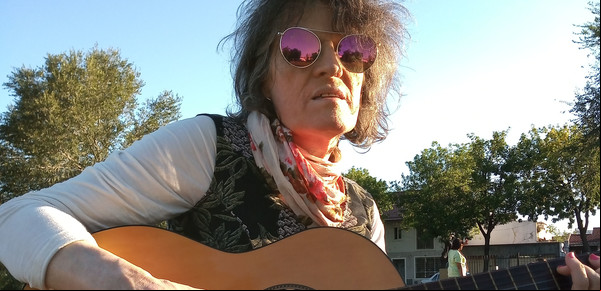 Luz Galathea, la "heredera" transexual de Spinetta que canta igual que el Flaco