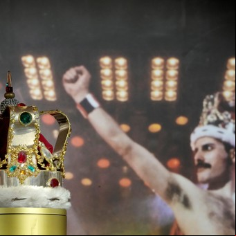 Capa, corona, piano y otros 1.400 tesoros de Freddie Mercury salen a la venta: cuánto cuestan