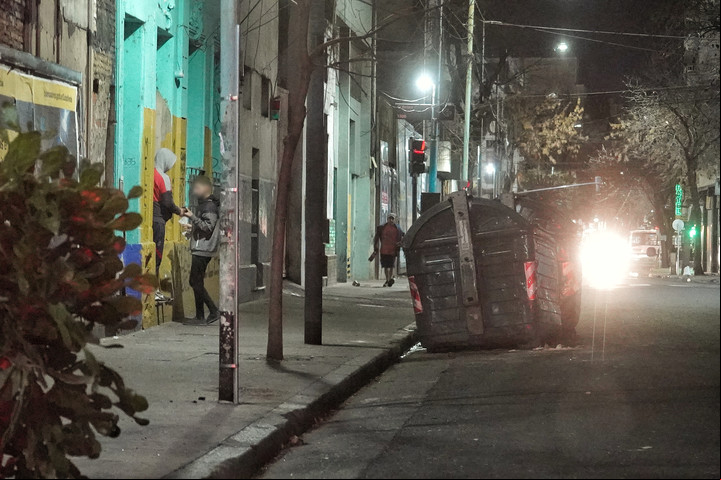 Una postal de la calle Santiago del Estero. Ahí se consigue la dosis de cocaína más barata de la Ciudad. Foto Martín Bonetto