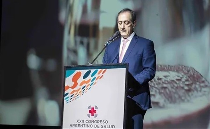 Trabajando en una de sus especialidades, la conducción de eventos empresariales o institucionales.
