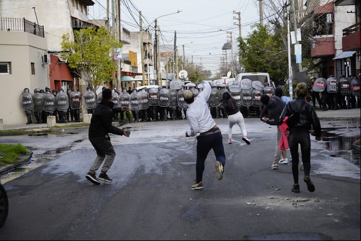 Vecinos de Villa Diamante tiran piedras a la Policía, en una protesta por el crimen de Morena. Foto Emmanuel Fernández