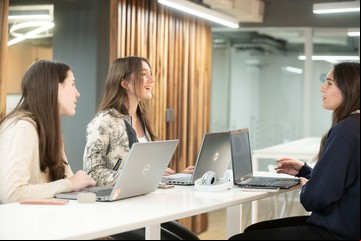 Una empresa japonesa capacita gratis en tecnología y ofrece trabajo: cómo inscribirse