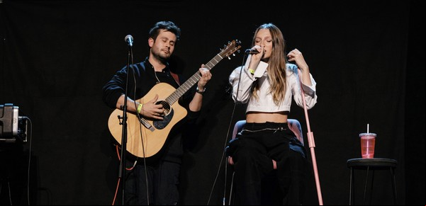 Comenzó subiendo videos en TikTok y llegó a ser telonera de los shows de Luis Miguel