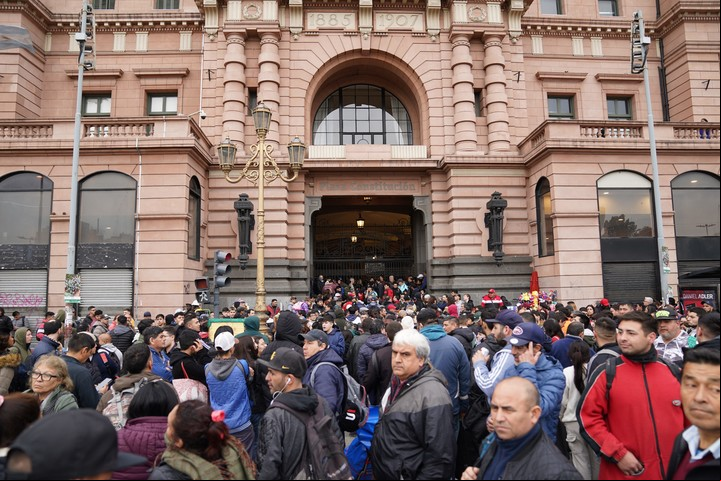 Por una manifestación, no funciona el tren Roca. Foto Juano Tesone