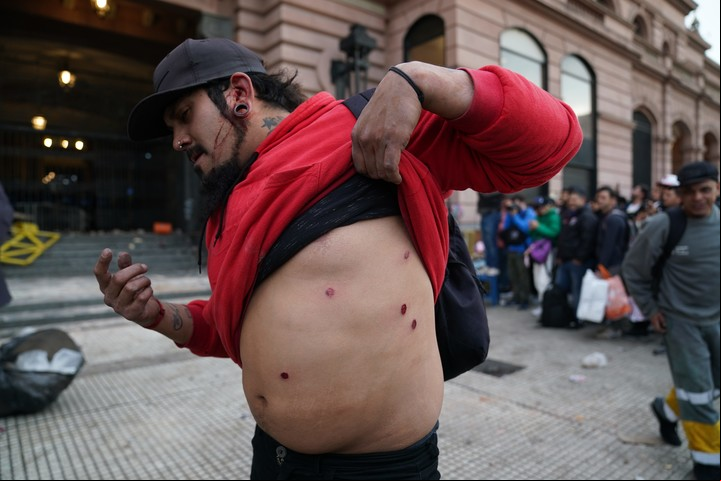 Estación Constitución 
Tren Roca suspendido por corte de vías en la Avellaneda 
Foto Juano Tesone